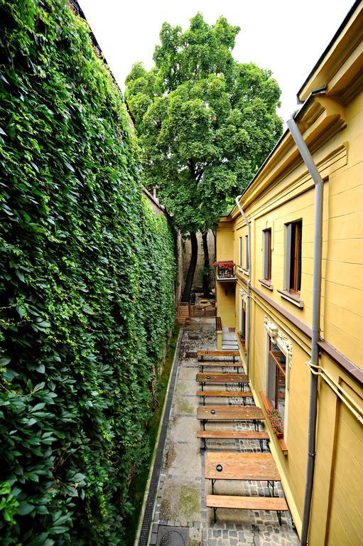 Podstel Umbrella Albergue Bucarest Exterior foto